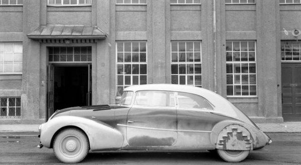 Само няколко години преди Втората световна война, Maybach построява няколко много специални модела и избира производителя на каросерии Spohn за някои от своите необикновени автомобили. Необичайният резултат е Stromlinien.

Това е една от малкото коли в онази епоха, в които се залага на аеродинамиката. Дизайнът е необичаен и е проектиран от Пол Джарай, който е известен със създаването на формата „капка“. Но по-необичайно е предното стъкло, което „завива“ около кабината. Тялото е направено върху шаси SW 35, което също има някои необичайни характеристики.